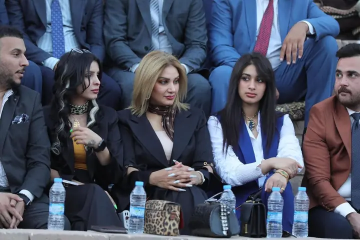 ضيوف في الصف الأول خلال المهرجان