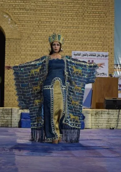 عرض بزي عشتار في المهرجان